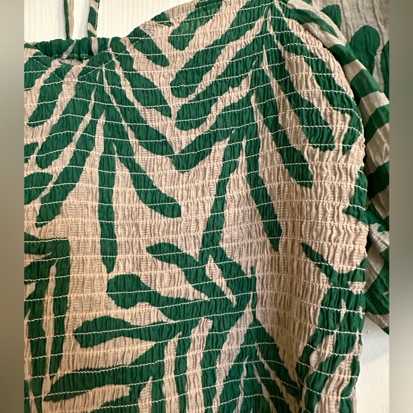 H&M Green and Tan Leaf Print Women's Top size small - Picture 2 of 9